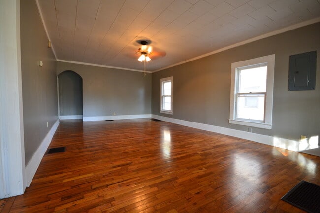 Building Photo - 3 Bedroom Home with lots of EXTRAS