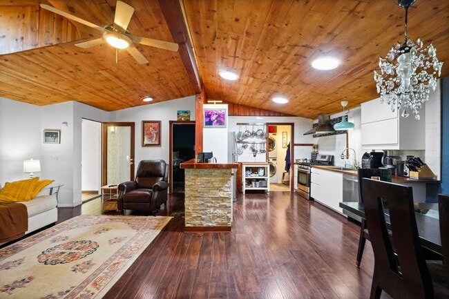 Building Photo - 3 Bedroom 2 Bath Home Located at the Top O...
