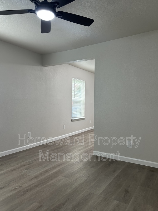 Building Photo - 407 N Justin Ave
