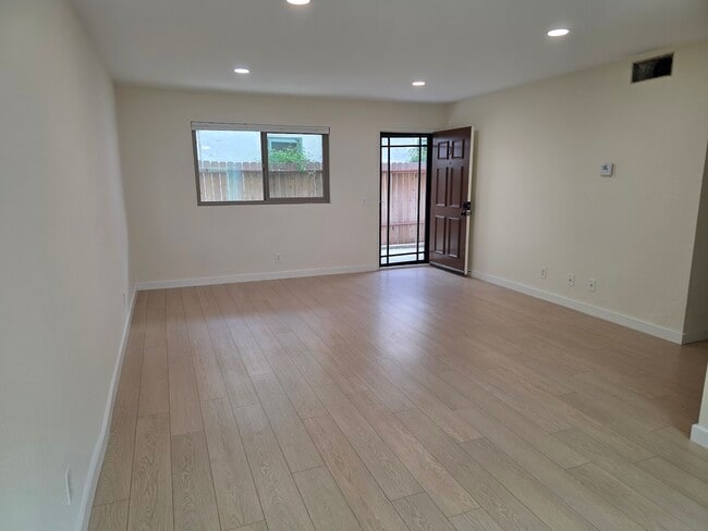 Photo - Updated LARGE 2 bedroom in Great Location! Apartments