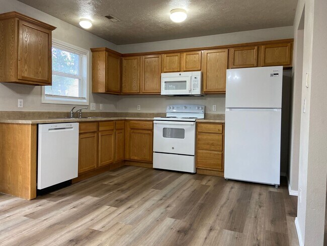 Building Photo - 1013 Deer Trail Ln