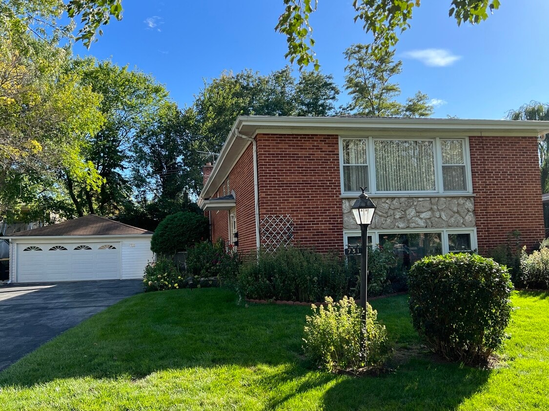 16W771 56th St Unit 2, Clarendon Hills, IL 60514 Condo for Rent in