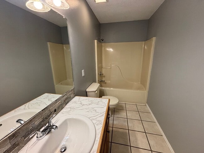 Building Photo - Discover this 3-bedroom, 2-bath home in Russellville, AR.