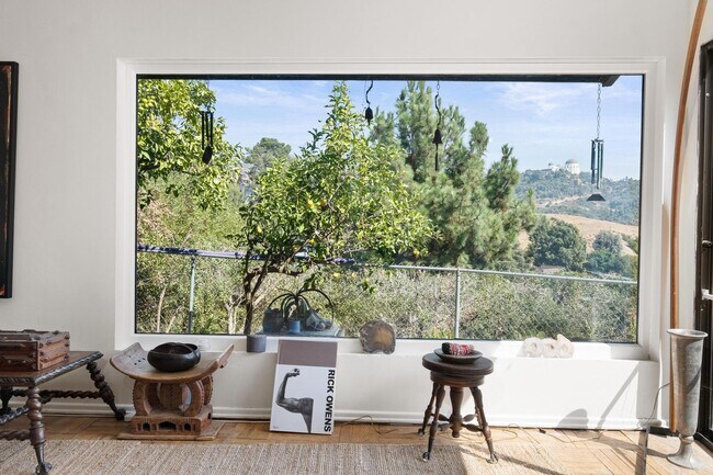 Foto del edificio - Fully Furnished: Mid-Century w/views of Griffith Observatory in the Hollywood Hills!