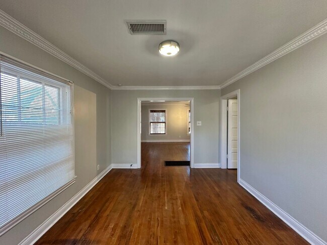 Foto del edificio - 1309 S Robertson Ave