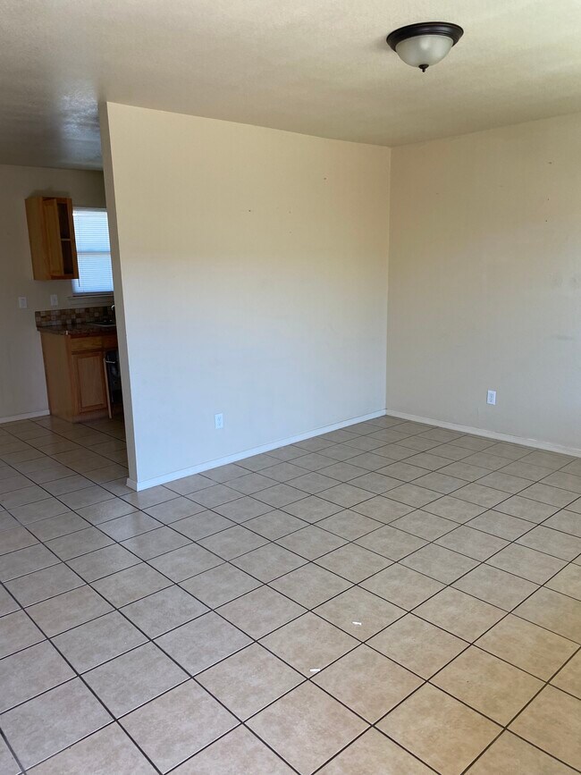 Sala de estar a cocina - 8493 Roseway Dr