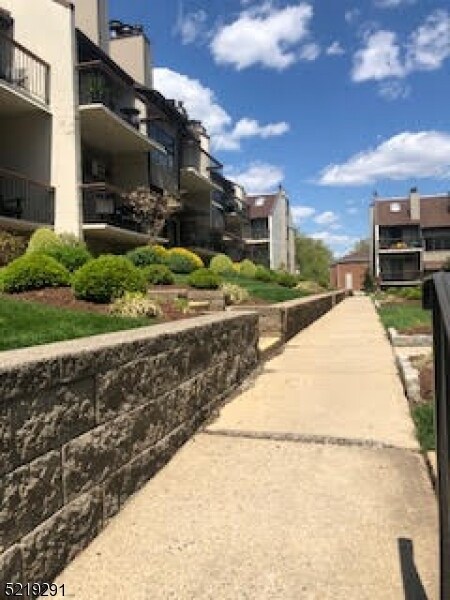 Primary Photo - 605 W Ridge Mews