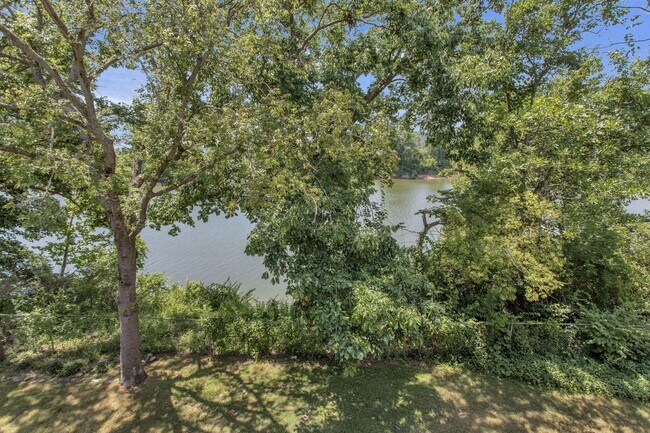 Foto del edificio - 515 Basswood Ave