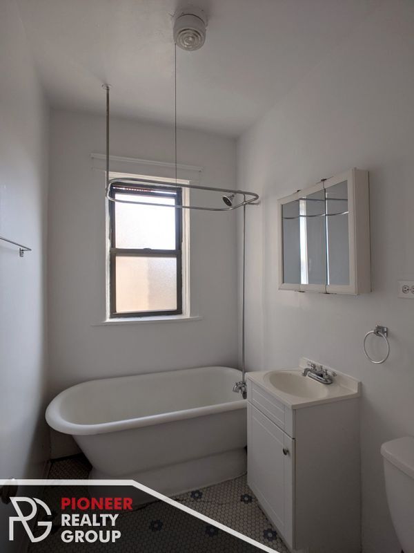 Foto del edificio - 2518 N Kedzie Blvd