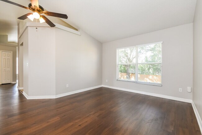 Foto del edificio - 15443 Margaux Dr