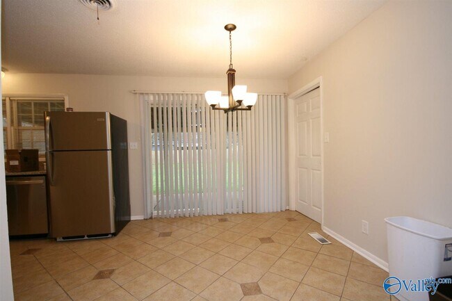 Building Photo - 2110 Giles Dr NE