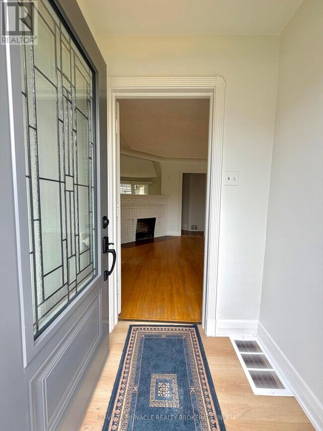 Photo du bâtiment - 7061 Longwoods Rd