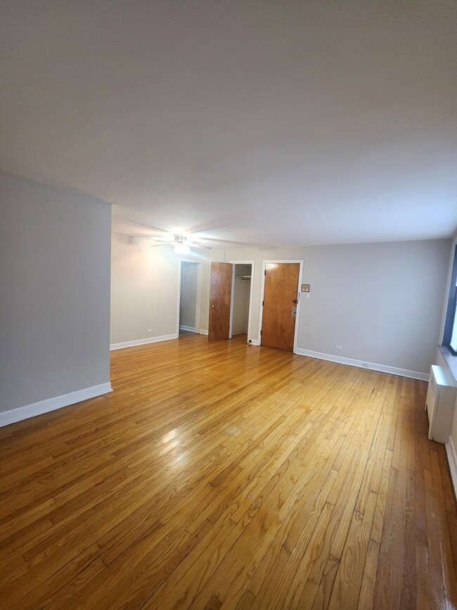 Foto del edificio - 7365 N Winchester Ave