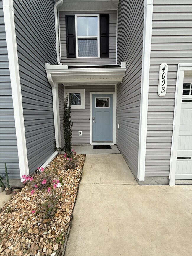 Building Photo - 400 el Camino Dr