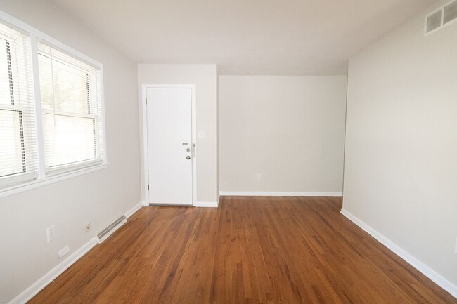Building Photo - 2804 Isherwood Dr