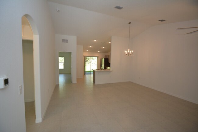 Building Photo - "Charming 3-Bedroom Retreat with 2 Full Ba...