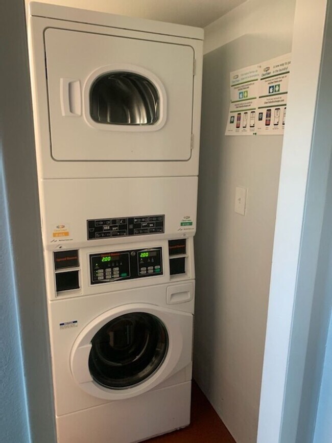 Building Photo - Beautifully Renovated 2 bedroom in Aurora- Near Stanley Marketplace!