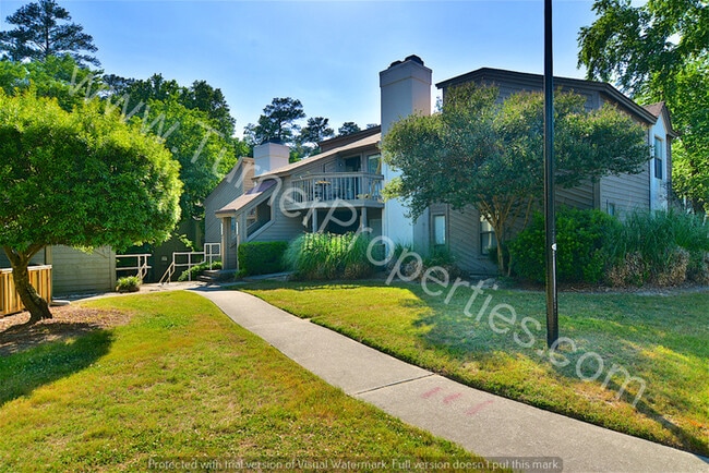 Building Photo - Cool 2 BR Condo in Rosewood