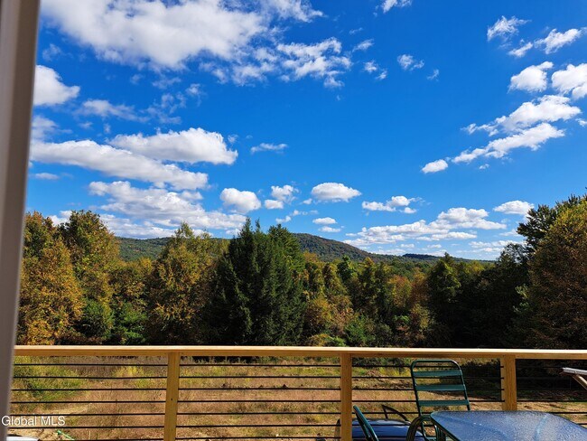 Foto del edificio - 134 Pickle Hill Rd