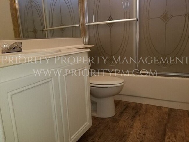 Foto del edificio - 5805 Briar Rose Ln