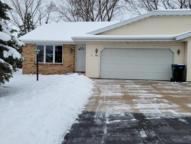 Frente - 2231 Cloudview Ct