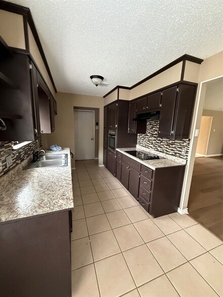 Building Photo - 614 Circle Creek Dr