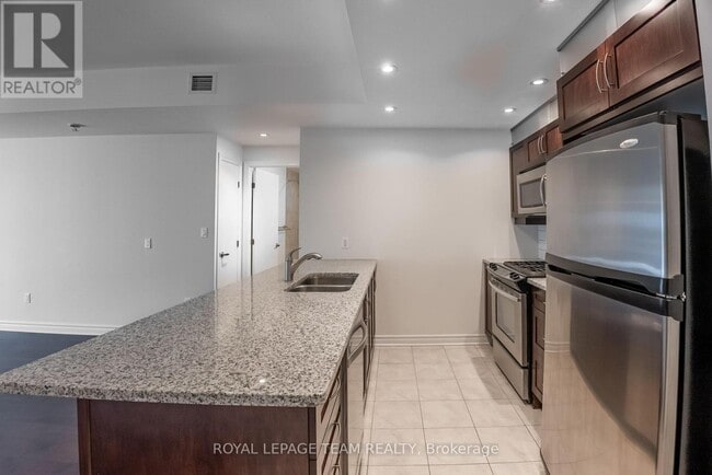Photo du bâtiment - 575-575 Byron Ave
