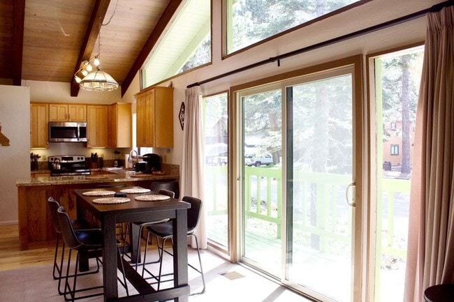 Foto del edificio - Introducing Your Ideal Retreat in a Prime Location!