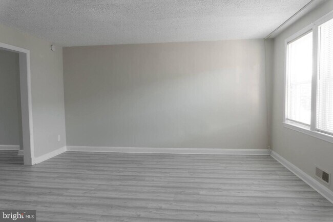 Building Photo - 3620 Ravenwood Ave