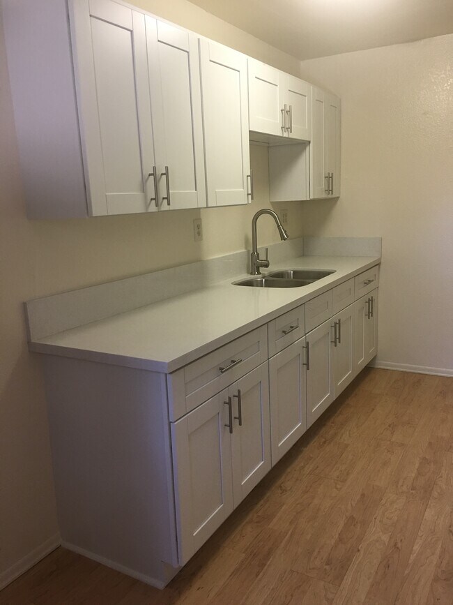 Foto del edificio - 853-861 N Raymond Ave