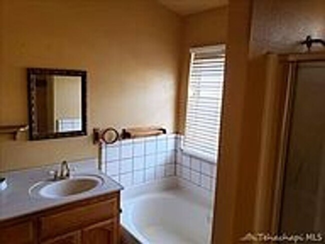 Foto del edificio - Beautiful 3/2 in Oak Knolls