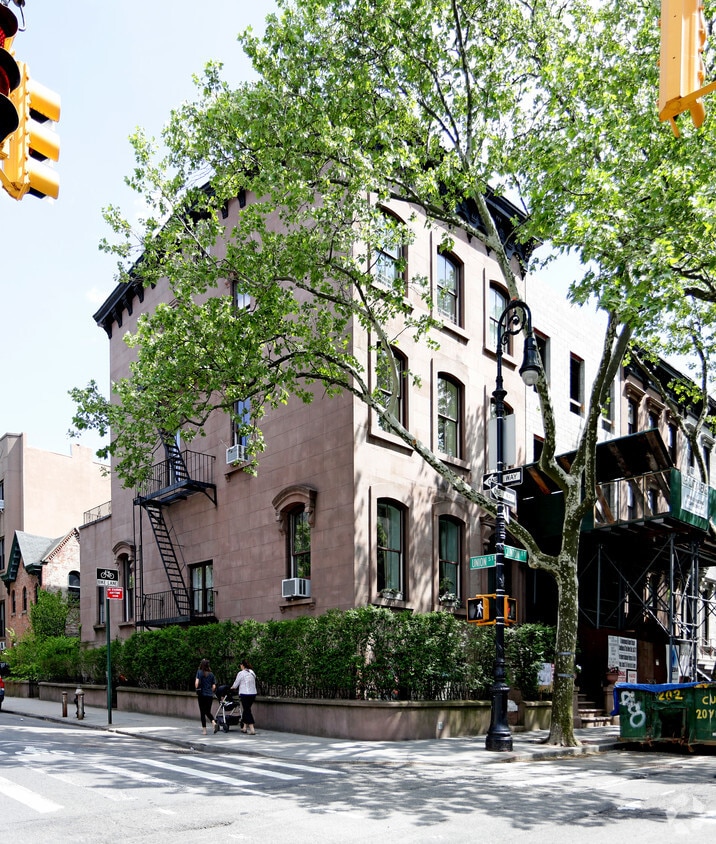 393 Clinton St, Brooklyn, NY 11231 Apartments in Brooklyn, NY