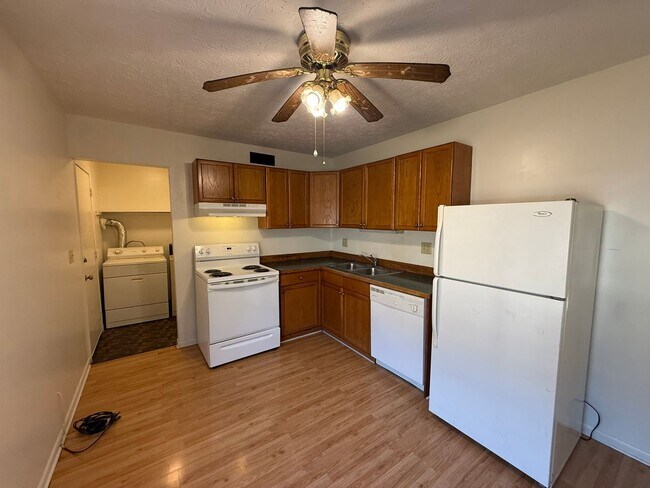 Foto del edificio - 2450-2452 Hiawatha St