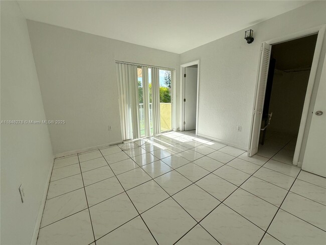 Building Photo - 1255 W 49th Pl