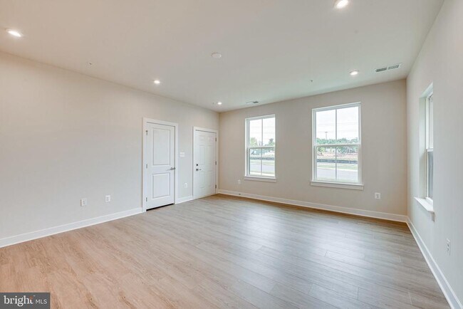 Building Photo - 14055 Sunrise Valley Dr