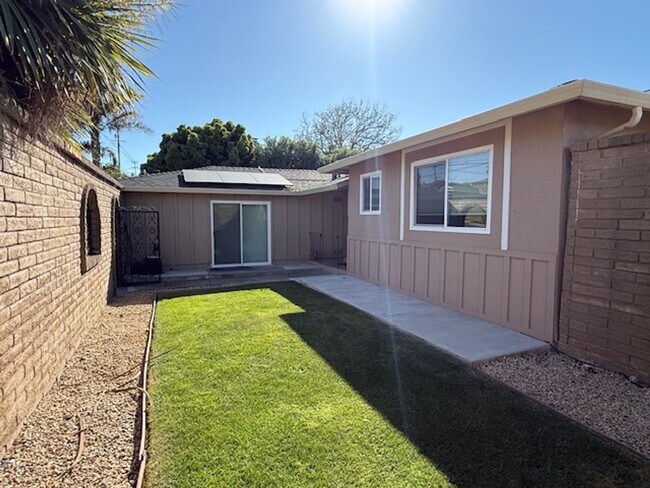 Foto del edificio - Remodeled 3 Bedroom Home with Bay Views + Stunning Backyard Patio