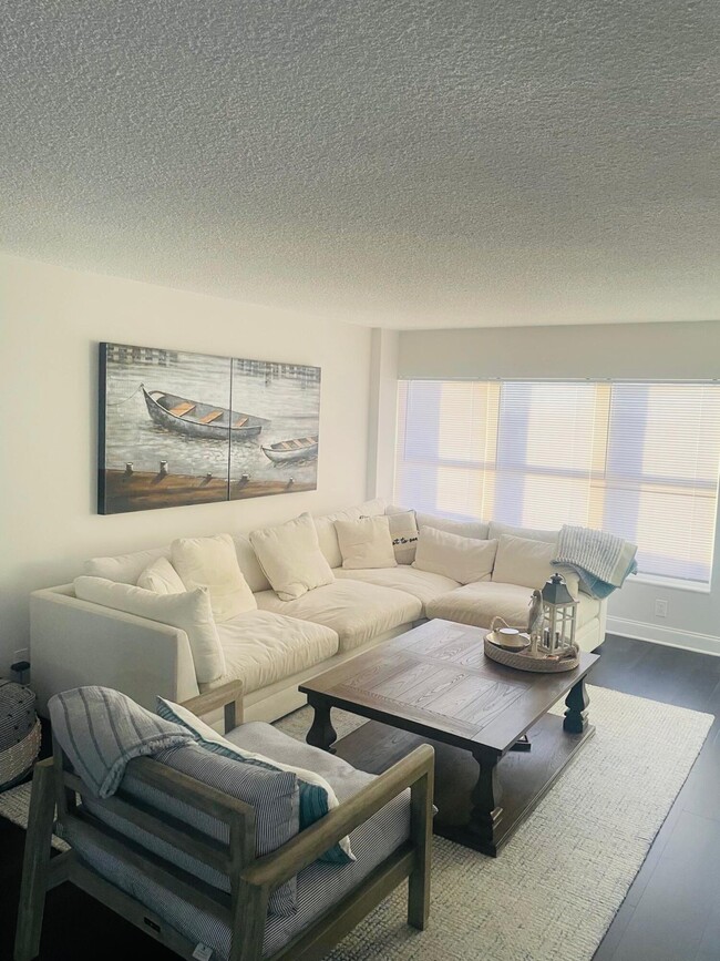 Building Photo - 405 N Ocean Blvd
