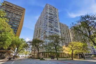Building Photo - 5757 N Sheridan Rd