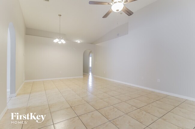 Foto del edificio - 253 McKay Blvd