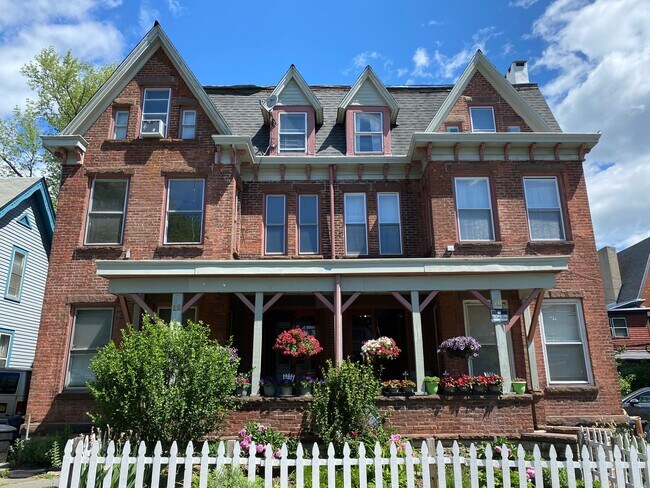 Foto del edificio - 12 Courtney Ave