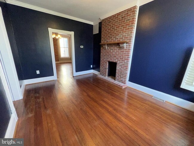 Building Photo - 103 E 7th St