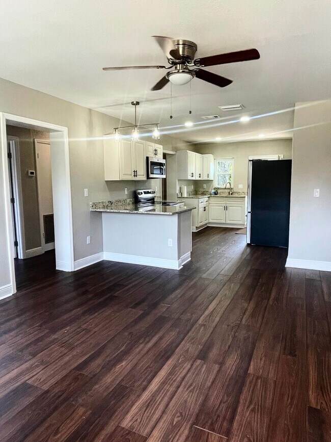 Foto del edificio - Stylish 3-Bedroom Bungalow Near Downtown Tampa - AVAILABLE ON JULY 5TH