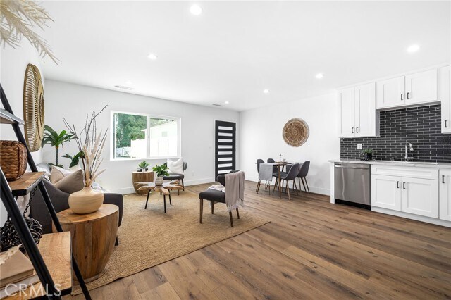 Foto del edificio - 5751 Tobias Ave