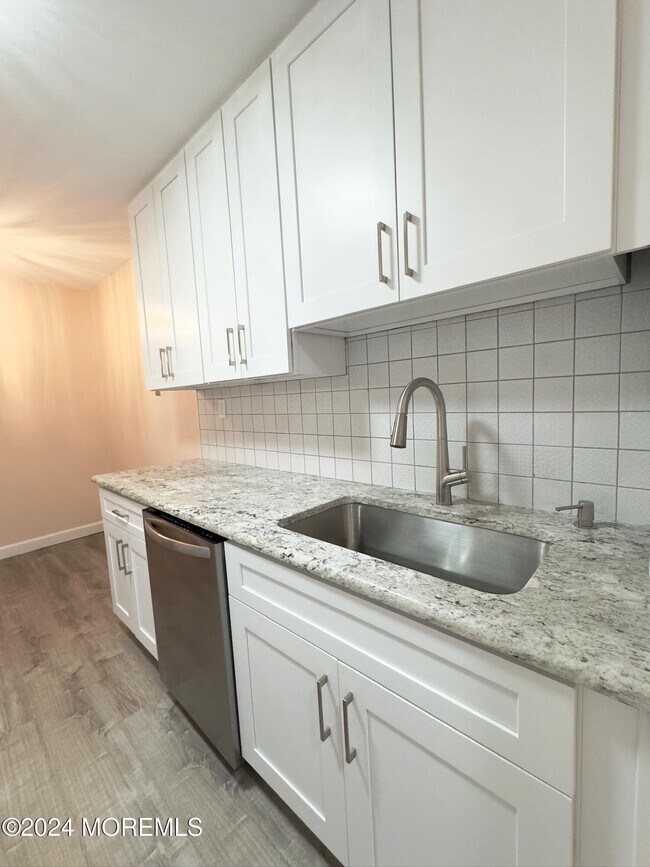 Building Photo - 119 Amberly Dr