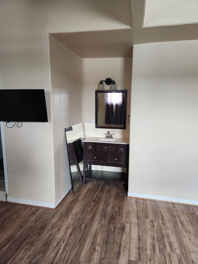 Foto del edificio - Downtown Flagstaff Living – Stylish Condo ...