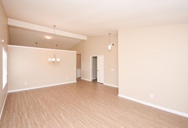 Foto del edificio - Lovely Single Level Home 4BR/2BTH Located ...