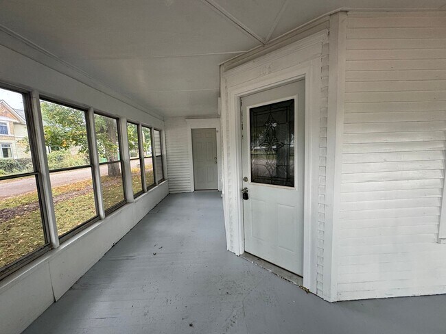 Foto del edificio - 3 bedroom home in Dowagiac