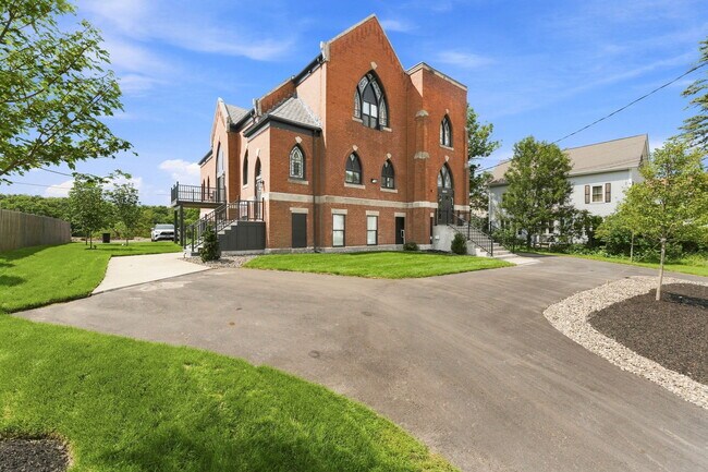 Building Photo - 1568 Lonsdale Ave