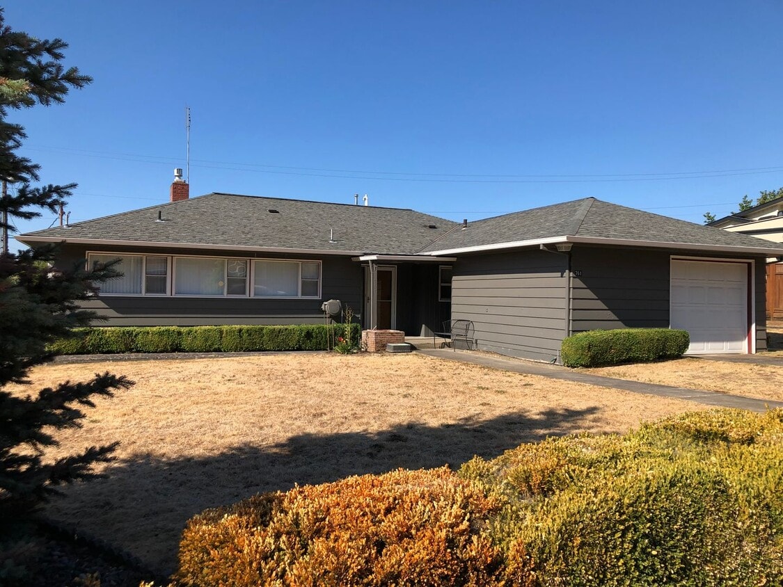 761 NE Center St, White Salmon, WA 98672 House Rental in White Salmon