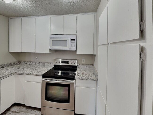 Foto del edificio - Stylish Upstairs Condo with Fireplace, Private Balcony & Gated Community Perks